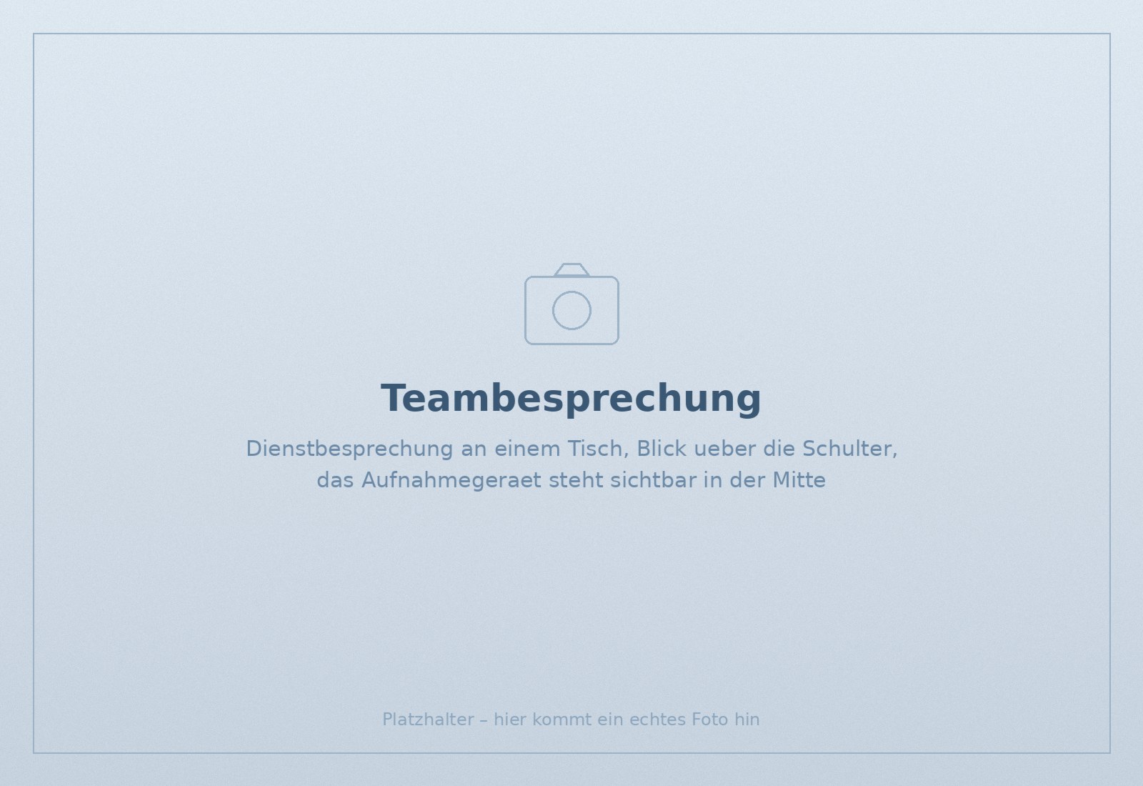 Teambesprechung an einem Tisch in einer Pflegeeinrichtung, das Aufnahmegerät steht in der Mitte