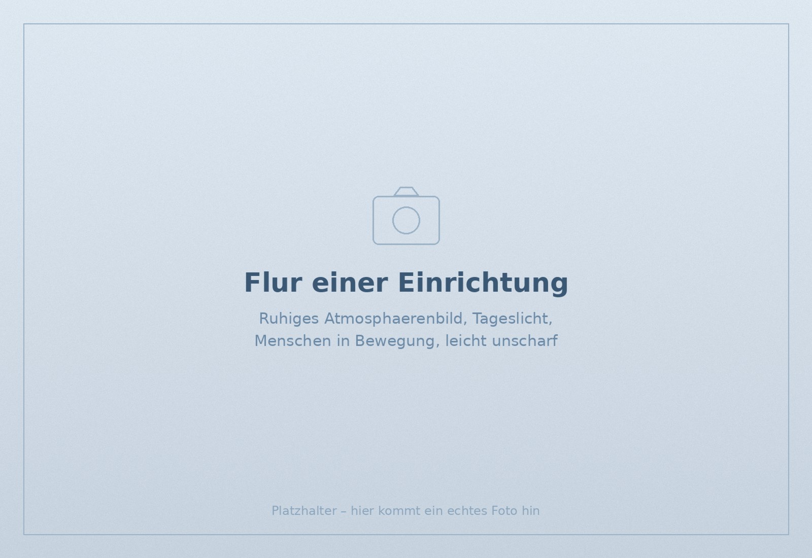 Heller Flur einer Einrichtung im Tageslicht, Menschen in Bewegung