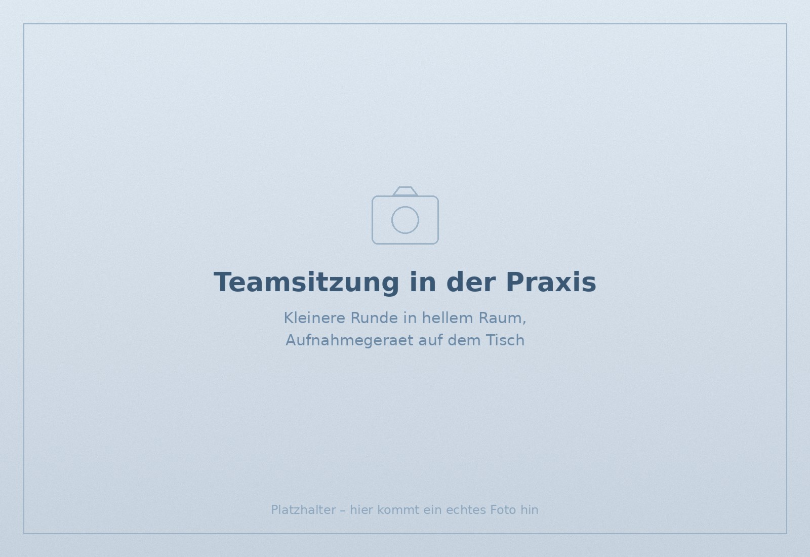 Teamsitzung in einer Praxis, das Aufnahmegerät steht auf dem Tisch