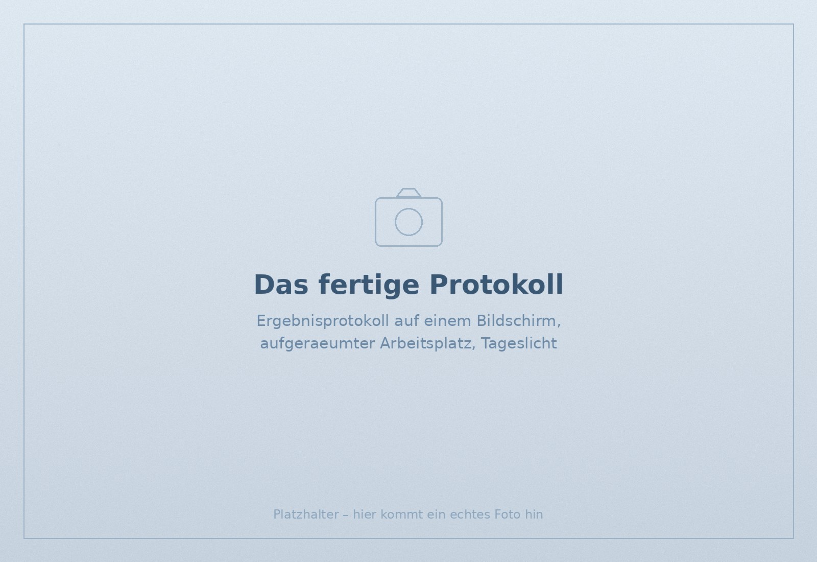 Fertiges Ergebnisprotokoll auf einem Laptop an einem Schreibtisch
