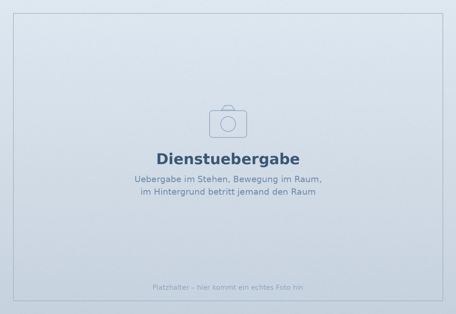 Stehende Dienstübergabe in einer Pflegeeinrichtung, im Hintergrund betritt jemand den Raum